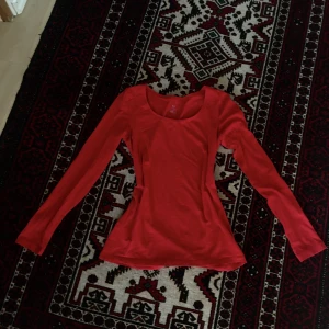Röd tröja - Säljer röd tröja från second hand. Har använt den några ggr men inte för mkt.  Skriv flr fler frågor