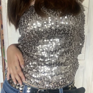 Tubtopp - Tubtopp med silvriga paljetter från Kappahl. Perfekt till fest eller nyår! 