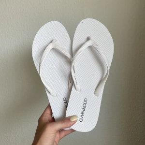 Flipflops  - Vita flipflops från Even & odd. Fint skick!