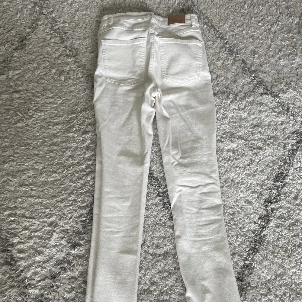 Säljer dessa vita jeans med slits längs ner från Gina Tricot då de aldrig kommit till användning och bara tar plats. Kontakta gärna om du har nån fråga💕. Jeans & Byxor.