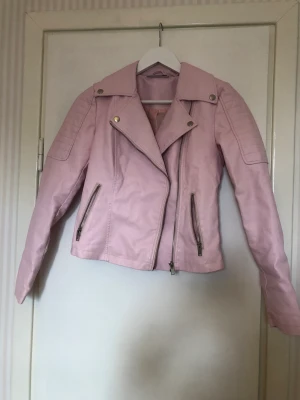 Skinnjacka  - Ljusrosa skinnjacka, använd Max 4 gånger 