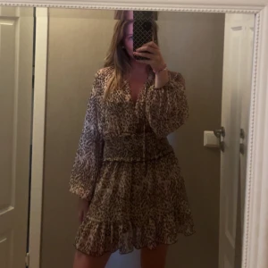 Klänning - Jättefin klänning i leopardmönster från Zara