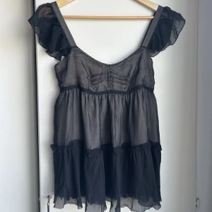 Dolce & Gabbana Y2k vintage topp - Autentisk D&G Dolce Gabbana Y2k vintage topp i 100% silke. Finns ett Pytte litet hål i linjen på baksidan som inte syns. Italian size 40 