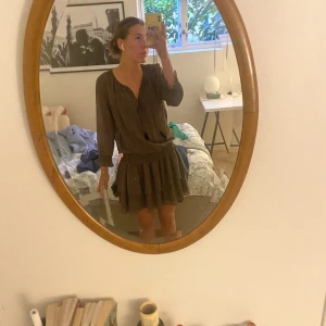 Volangklänning - Volagklänning med scrunch i midjan. Från Scotch and soda✌️