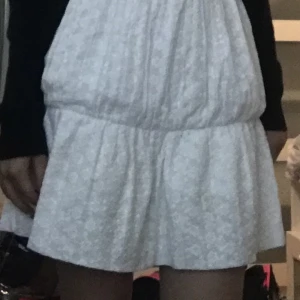 Kjol - Sommrig kjol från Na-kd, säljer för att den inte kommer till användning💕 storlek 32-34, jag har 34-36 och den sitter bra. Pris går alltid att diskutera. Knappt använd och i nyskick. Ordinarie pris 399.