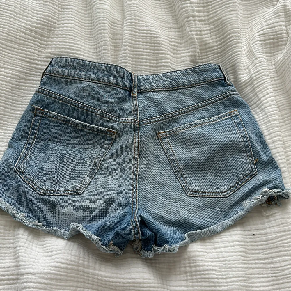 Säljer mina zara shorts pågrund av att dem aldrig används längre . Använda 2-3 gånger 😌 Till er som undrar hur dem ser ut på så kan jag tyvärr inte visa eftersom dem är för små!. Shorts.
