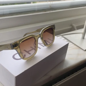 Chimis solglasögon  - Säljer mina görna chimis i modell 04. Köpte dem i maj det här året så dem är i väldigt bra skick, säljer pga dem inte används så mycket. Köptes för 1200kr