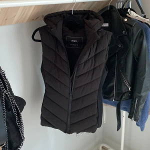 Svart Zara väst - Väst i väldigt bra skick och knappt aldrig använd, inga fläckar eller märken. 