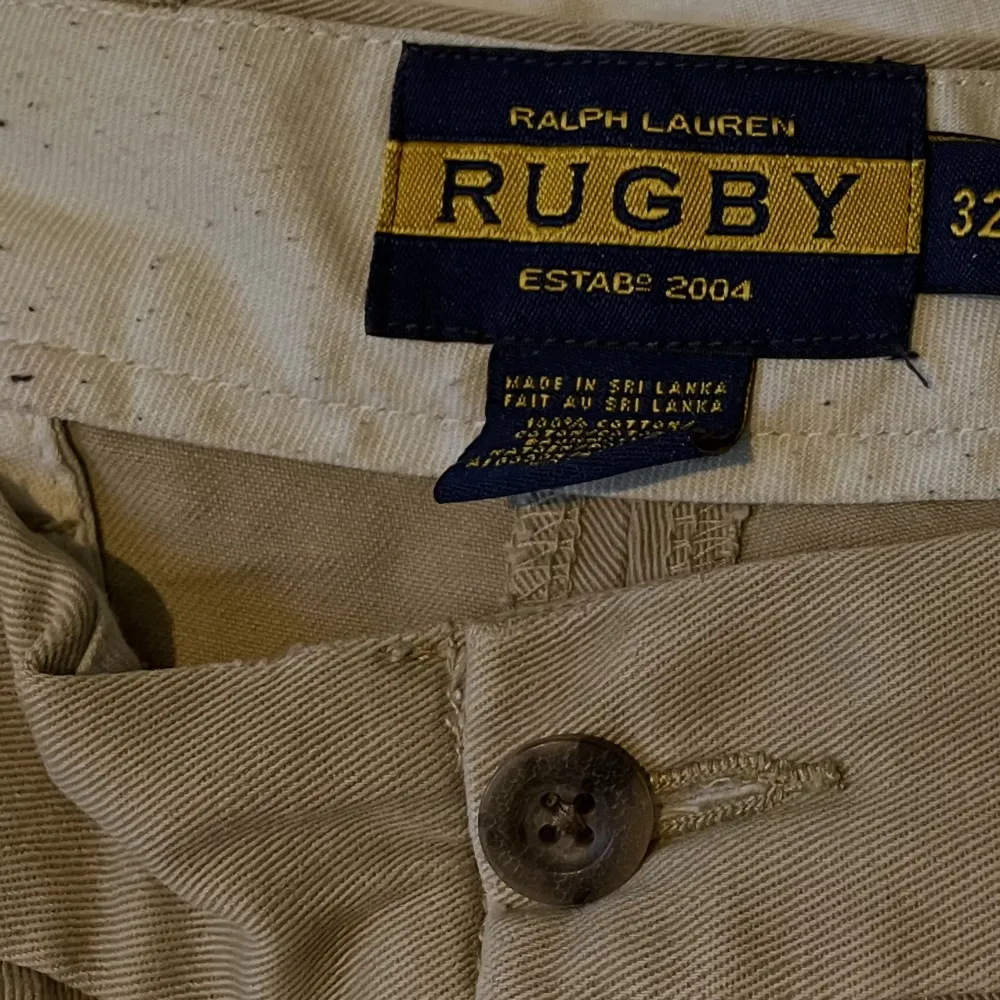 Beiga shorts från Ralph Lauren, storlek 32. Använda men i fint skick utöver ett par små vita färgfläckar.. Shorts.