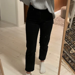 Jeans - Väldigt sköna jeans från Lindex i en rakare passform. Tycker de är lite korta för mig som är 170 cm.  Storlek 38. Pris 60kr