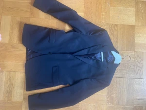 Acne kostym - Säljer en Acne kostym till ett billigt pris. Se bilder för skick. Storlek 48.