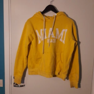 Gul H&M Hoodie Storlek S - Gul H&M Hoodie Storlek S  Obs, hund finns i hemmet   Fraktas enligt överenskommelse. Frakten bekostas av köparen.  PRISET GÅR ATT FÖRHANDLA