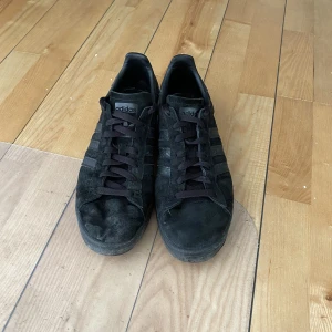 Adidas Originals campus triple black - Adidas Originals campus triple black. Fint skick, sparsamt använda. Endast använd fåtal gånger. Storlek 43 1/3