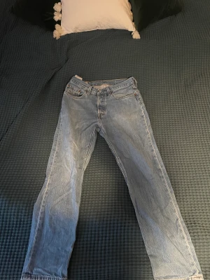 Levis 501 - Levis 501, tyget är lite upprivet vid hälen men annars är allt bra