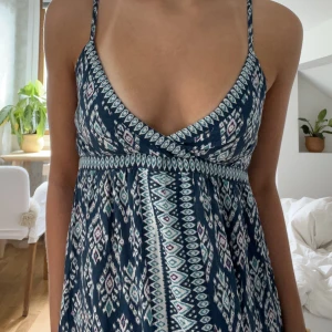 Blå lång Ibiza klänning - Blå mönstrad långklänning justerbara band. Går ner till fotknölarna på mig som är ca 165 cm lång. Köpt vintage utan några märkbara skador eller tecken på användning. På lappen är det en storlek M men passar perfekt på mig som vanligtvis är S❤️ 