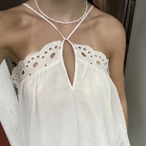 Vit Blus  - Säljer denna slutsålda vita blusen ifrån H&M i storlek 38 jättefin att ha nu på sommaren💕 (lånad bild)