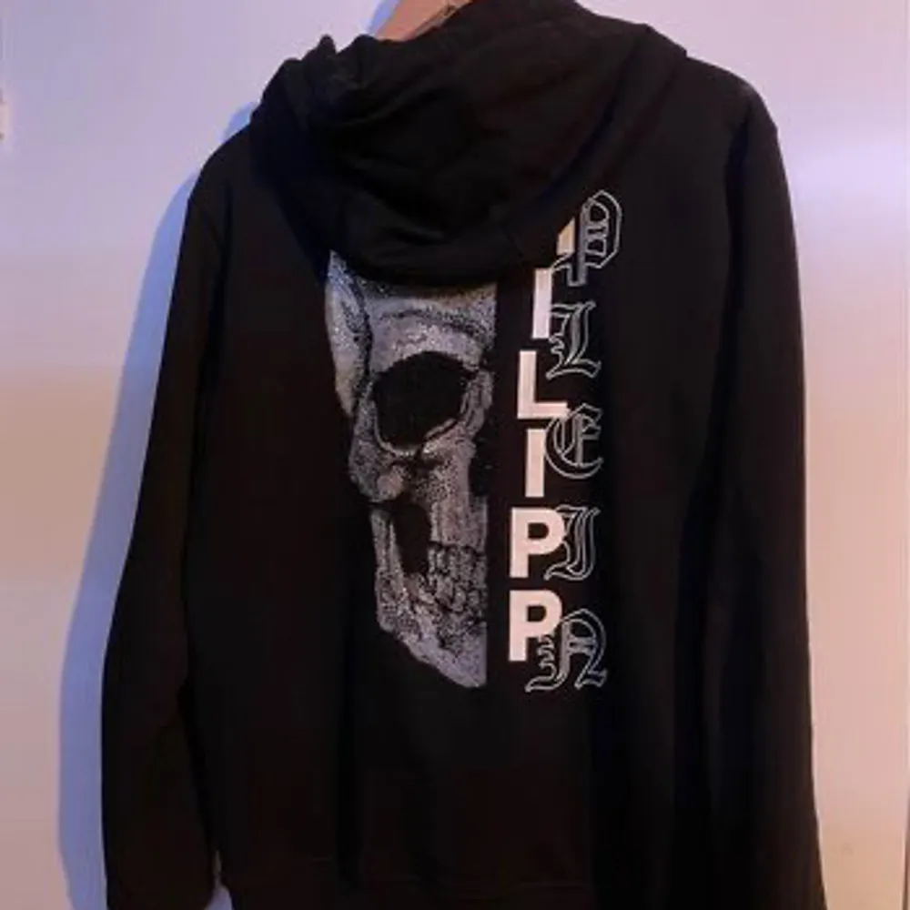 Köpt på Johnells för 2-3 år sen, kvitto finns ej. Knappt använd och alla stenar sitter kvar 9/10 skick. Strl. M Fraktas eller möts upp i Västerås. Hoodies.