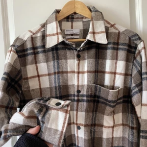 Berska skjorta  - Säljer åt min lillebror. Den har används endast några gånger.