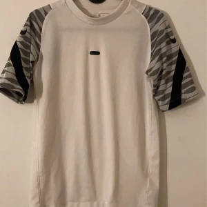 Nike t shirt - Säljer en enkel nike t shirt storlek xs vill bli av med så fort som möjligt så kom med egna pris förslag🤍