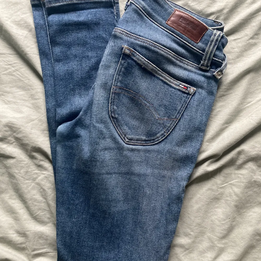 Ett par skinny Tommy hilfiger jeans. Det är egen gjord slits, så där av priset. Jag står inte för frakten. Hör av er för frågor eller fler bilder🤍. Jeans & Byxor.