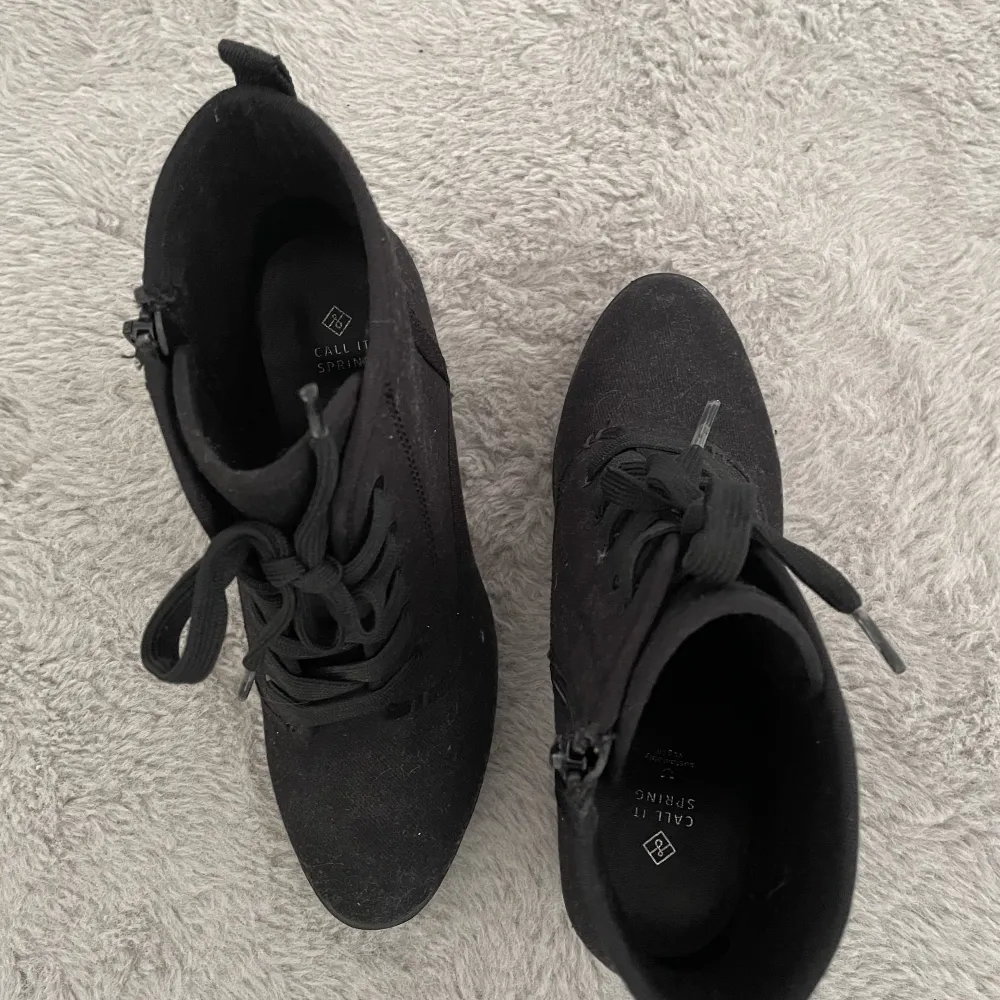 Ett par matt-svarta klackskor med snörning från märket Call It Spring. Skorna är helt oanvända och är i storlek 40.. Skor.