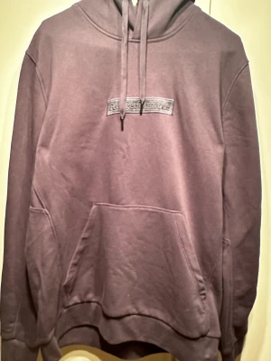 Tröja Peak  - Huvtröja Peak i herr storlek M , färgen är en typ av blå/lila aktig Knappt använd, fräsch och fläckfri