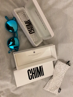 Chimi #002 aqua - Dessa chimis 002 aqua i nyskick (väljer att säga 9/10) med allt orginal som ingår för ett fint pris Fodral, Box, putsduk, yttre box ingår  Nypris 1250kr  Pris går att dissuktera 