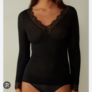 Intimissimi  - Säljer den här intimissimi tröjan med spets, ett litet hål vid hand leden annars i fint skick