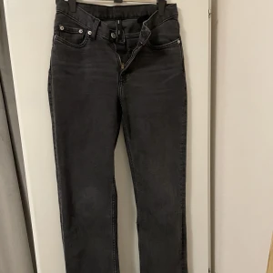 Weekday lågamidjade jeans - Säljer mina washed black jeans ifrån weekday. Dom är raka i modellen och har lågmidja , säljer för att dom är försmå 