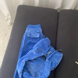 Juicy set❤️❤️💞 - Så fint juicy set! Aldrig använt❤️❤️byxorna är xxs, men passar även Xs och S, tröjan är S❤️❤️