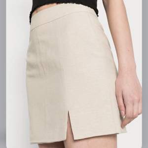 Säljer denna fina linne kjol från ginatricot i beige!   Aldrig använd och lappen kvar🤍
