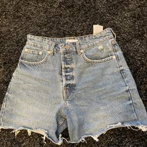 Snygga jeansshorts perfekta till sommaren! Lite längre i modellen. Knappt använda så i absolut nyskick! Hör av er för frågor!