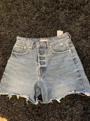 Snygga jeansshorts perfekta till sommaren! Lite längre i modellen. Knappt använda så i absolut nyskick! Hör av er för frågor!