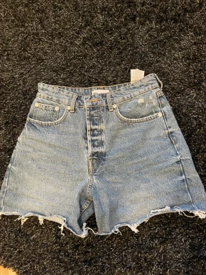 Zara jeansshorts  - Snygga jeansshorts perfekta till sommaren! Lite längre i modellen. Knappt använda så i absolut nyskick! Hör av er för frågor!