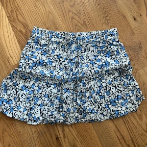 Blommig Shorts kjol - Säljer denna shorts kjol från zara som ja köpte för ca 2 år sedan men knappast använt så den är i väldigt bra skick!