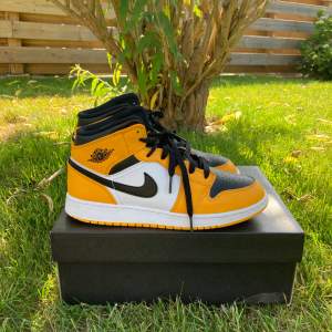 Jordan 1 mid ”taxi”🚕. Bra skick förutom lite flaws, kom dm för fler bilder. Köpta på restock så är självklart äkta✅, titta tredje bilden för äkthetsbevis.