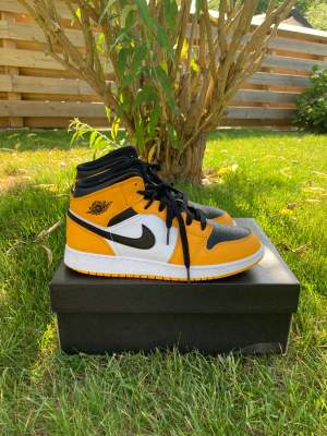 Jordan 1 mid ”taxi”🚕. Bra skick förutom lite flaws, kom dm för fler bilder. Köpta på restock så är självklart äkta✅, titta tredje bilden för äkthetsbevis.