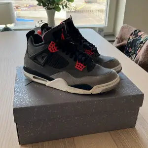 Tyvärr har mina jordans blivit för små för mig och måste tyvär sälja dom, dom är rätt så bra skick och har inte använt dom så mycket, jag har box och kvitto på dem, köparen står för frakten 