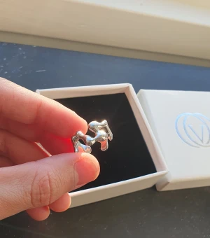 Liquid metal ring - En ring från Videri i stilen "liquid metal jewelry". Storlek 7 men ringen är böjbar så kan anpassas.  Gjord av stainless steel med silver coating   Se www.videri.store/shop/ERIN för storleksguide