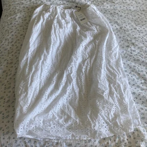 Vit lång kjol - En oanvänd jätte fin vit kjol som passar perfekt nu i sommar. Storlek 36 från Nakd.