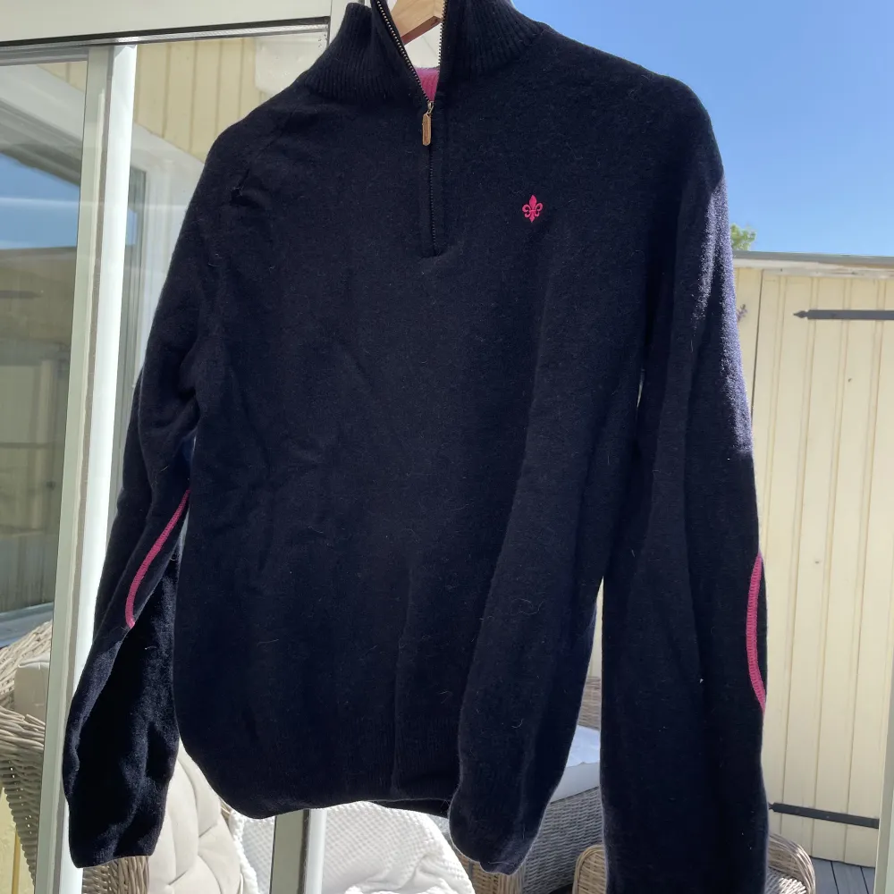 Marinblå stickad zip tröja med rosa detaljer- Storlek S. Stickat.