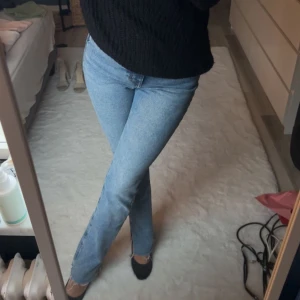 Jeans med slits från H&M - Sååå snygga jeans med slits längst ner från H&M! Säljes då dom tyvärr är för långs för mig och måste bära dom med klackar för att det ska se bra ut. Man får såå fina former och endast använd fåtal gånger! Hör gärna av er vid vidare intresse eller frågor ❤️‍🔥