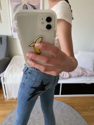 Bootcutjeans med tryck  - Blå bootcutjeans med tryck baktill. Går o köpa vid våra försäljningar (se plats på instagram som finns i vår bio). Men man kan även hämta upp. Skriv vid mer info eller frågor!