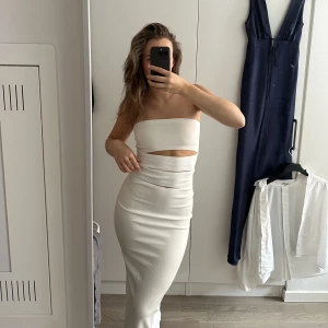 Zara klänning - Vit klänning från zara som sitter väldigt smickrande på kroppen, storlek S och passar både en storlek mindre och en större skulle jag säga! Endast använd en gång, går även att använda som kjol med stickad tröja över exempelvis🦋🦋