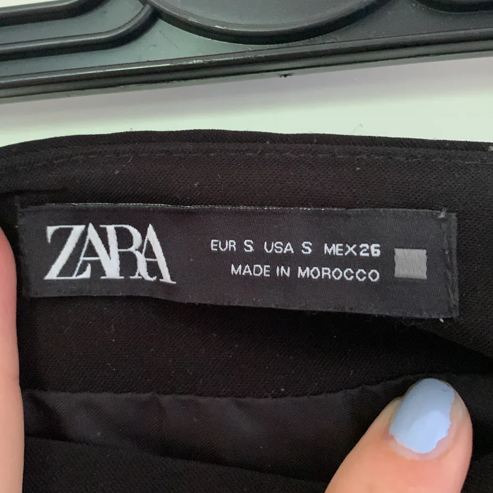 Söt svart kjol från Zara med smarta inbyggda shorts och knytning i midjan!💝Första bilden lånad!. Kjolar.