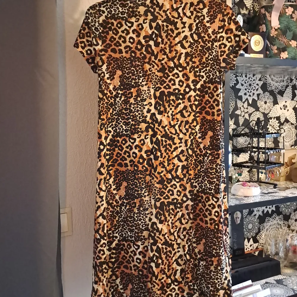 En fin leopard mönstrad klänning i st 146-152🌼. Klänningar.