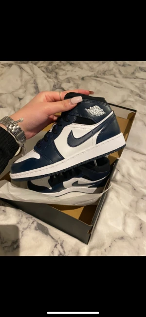 Air Jordan 1 ”Dark Teal” - Air Jordan 1 i färgen Dark Teal. 😻😻  Storlek är 36 och säljes pga att de är för små.   Använda knappt 2-3 gånger.  Köpta från WavyKicks på Instagram för 2499kr nypris. 