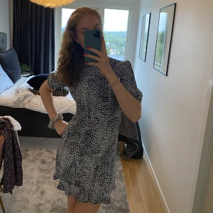 Mönstrad klänning - Helt oanvänd klänning från NA-KD med en öppning i ryggen🥰 Lappen är kvar!