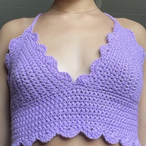 Virkad topp  - Säljer detta virkade topp  Kan även beställas i andra färger (150kr)  Passar en A-B kupa, XS-M Justerbara band i bak