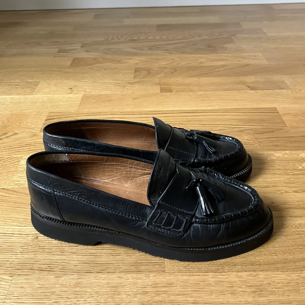 Vintage loafers i skinn från italienska Raffaella Venturini. Helt oanvänd ny gummisula, som dock ser ut att ha släppt lite vid ena skons tå. Kan behöva limmas igen efter en tid.. Skor.